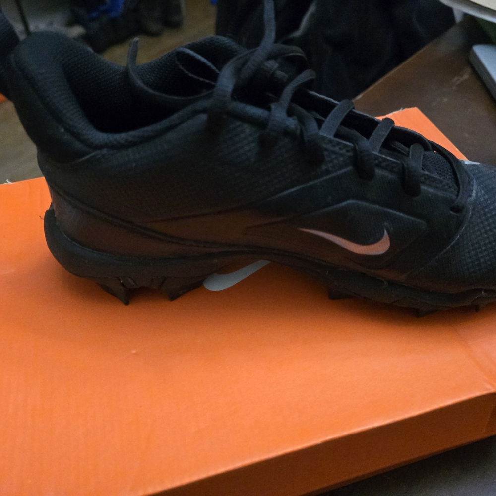Nike Menace 4 Shark BG in Black and Silver